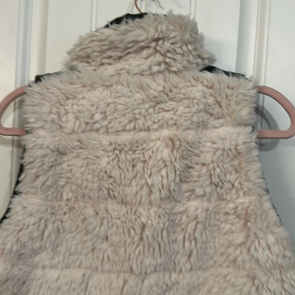 Tuckernuck Reversible Green Faux Leather and Sherpa Vest Size Medium - Picture 7 of 14